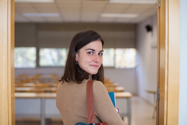 Joven estudiante en la Universidad