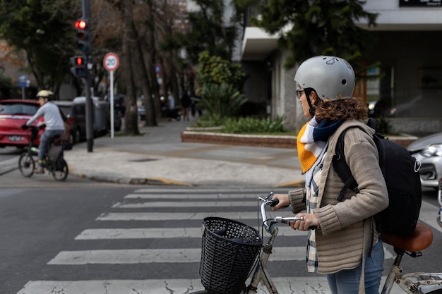 Una joven estudiante universitaria latinoamericana monta su bicicleta antigua por la ciudad