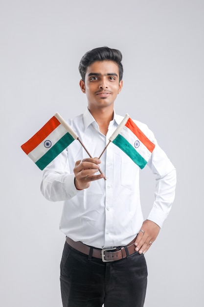 joven estudiante universitario indio con bandera india.