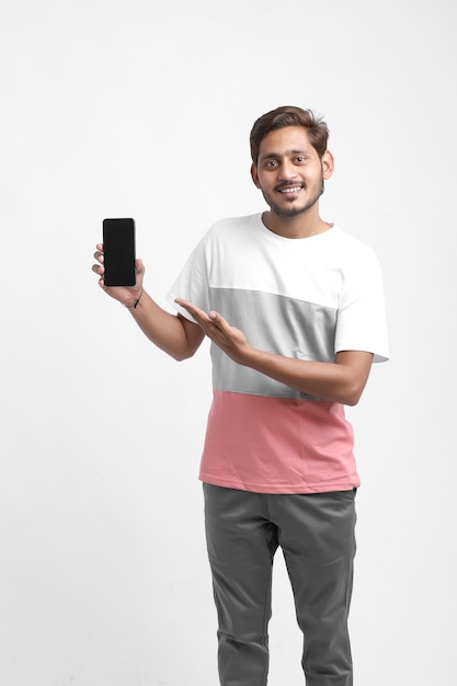 Foto joven estudiante universitario indio mostrando la pantalla del teléfono inteligente