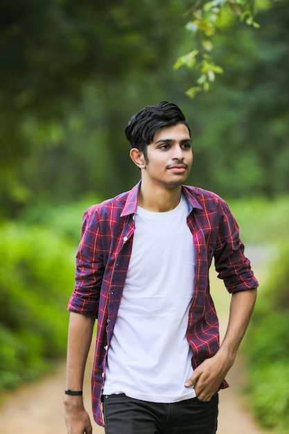 Joven estudiante universitario indio que muestra la expresión.