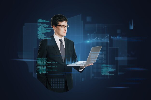 Joven europeo atractivo con computadora portátil de pie sobre un fondo azul abstracto con codificación e información tecnológica Base de datos computación en la nube y concepto de ciencia Exposición doble