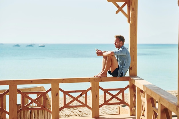 El joven europeo tiene vacaciones y disfruta del tiempo libre en la playa del mar.