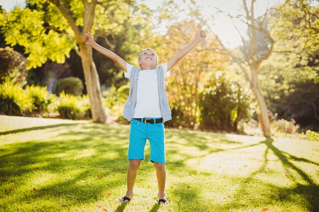 Joven excitado en el parque