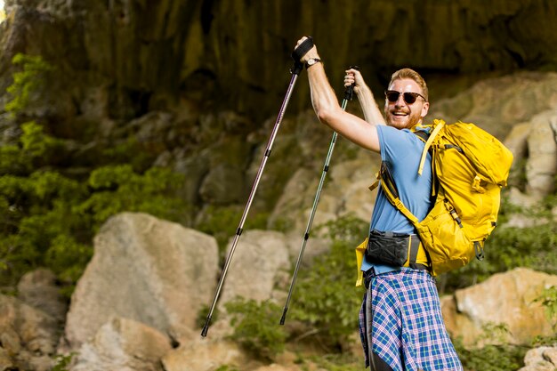 Joven, excursionismo