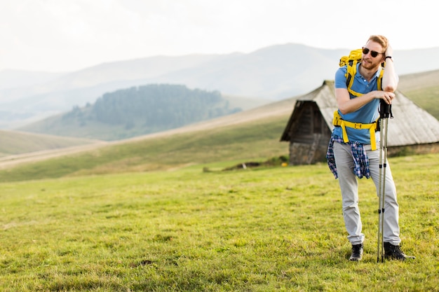 Joven, excursionismo