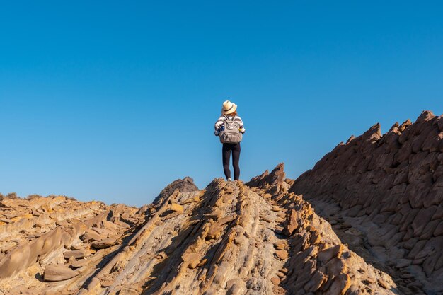 Una joven excursionista en Colas de Dragón en el desierto de Tabernas, provincia de AlmerÃƒÂƒÃ'Âa, Andalucía. Trekking en el desierto, estilo de vida.