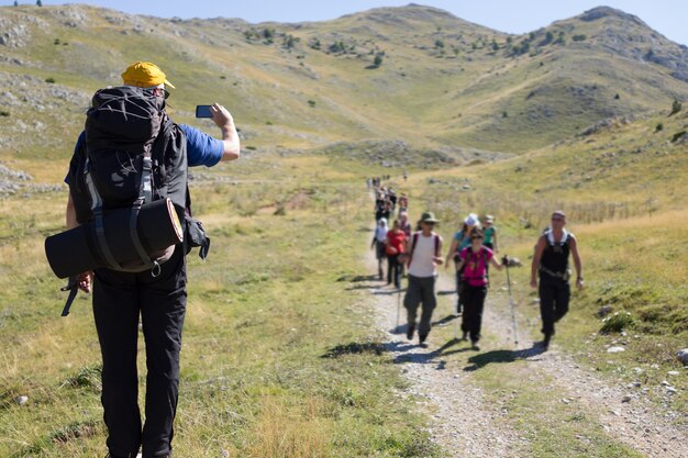 Joven excursionista con mochila y botas