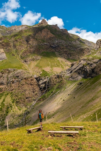 Un joven excursionista con una mochila en el mirador de la cascada Salto de Tenendera Valle de Ripera