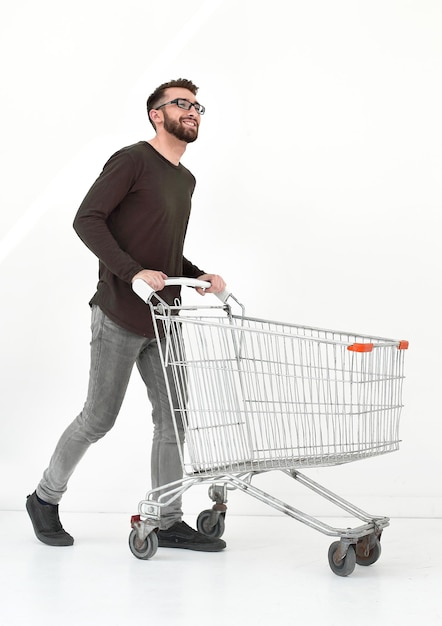 Joven exitoso con un carrito de compras