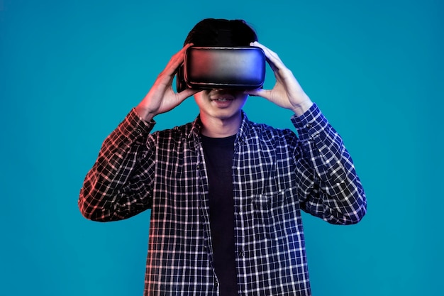 Joven con experiencia de realidad virtual usando auriculares vr