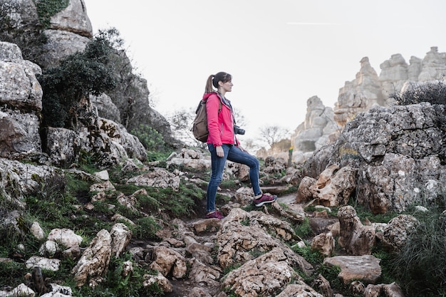 Joven explorador fotografiando en la montaña. Concepto de aventura, excursión y viajes.