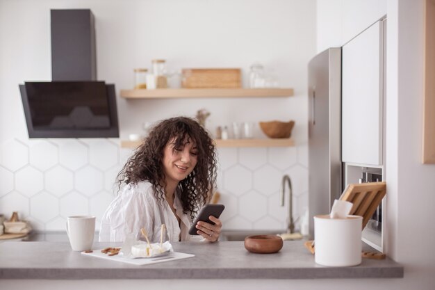 Joven expresiva disfrutando del tiempo en casa