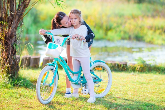 Joven familia activa en bicicleta en el día de verano