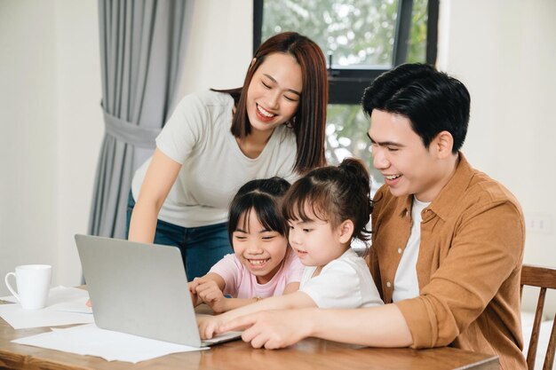 Joven familia asiática en casa