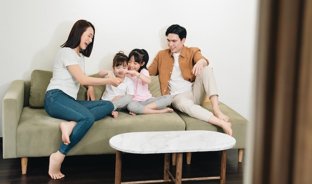 Joven familia asiática en casa