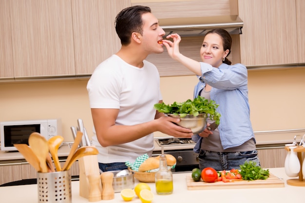 Joven familia en la cocina