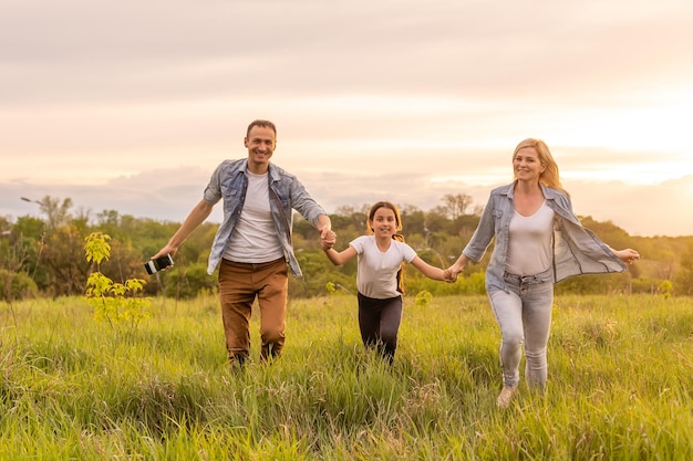 Joven familia feliz en un campo.