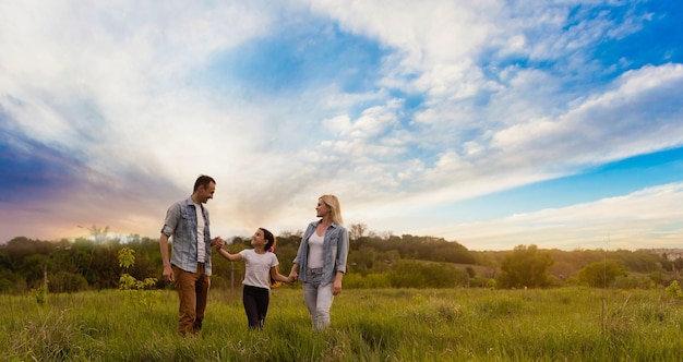 Joven familia feliz en un campo.