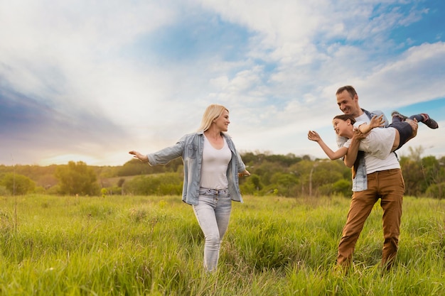 Joven familia feliz en un campo.