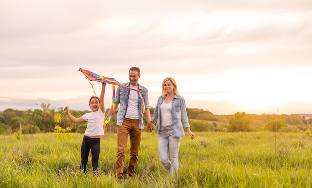 Joven familia feliz en un campo.