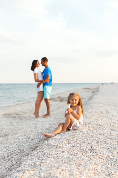 Joven familia feliz junto al mar