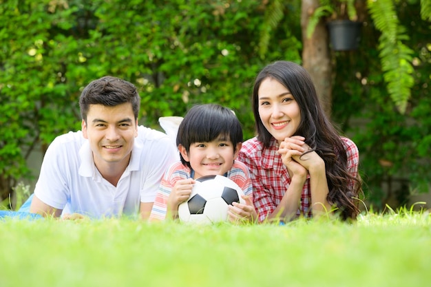 Foto una joven familia feliz pasa el tiempo jugando juntos en el jardín en la parte delantera de la casa las vacaciones