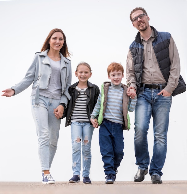 Joven familia moderna con dos hijos.