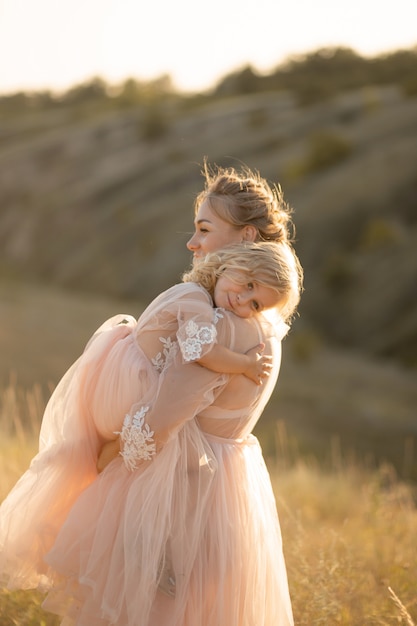 Joven familia en la naturaleza en vestidos idénticos