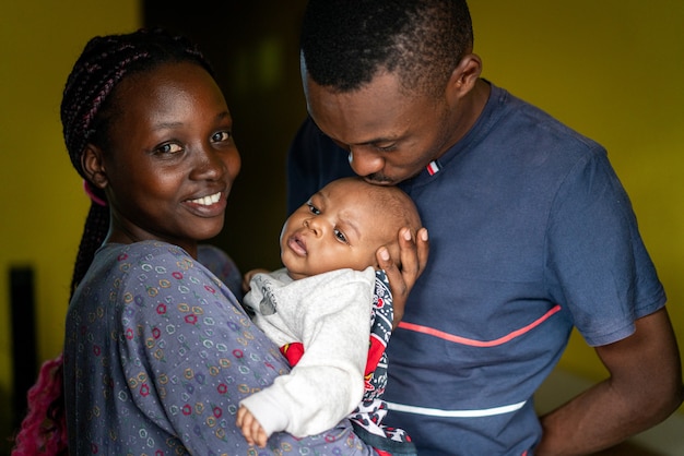 Joven familia negra feliz mamá y papá con bebé