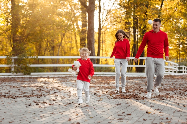 Joven familia pasar tiempo juntos de vacaciones al aire libre