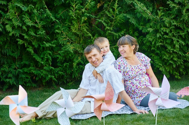 Joven familia en un picnic en el parque de verano