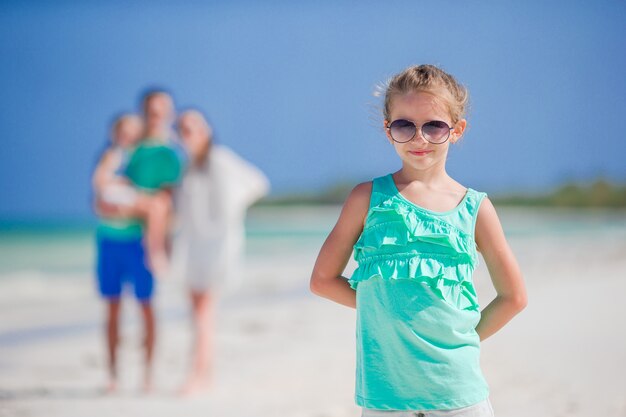 Joven familia en la playa