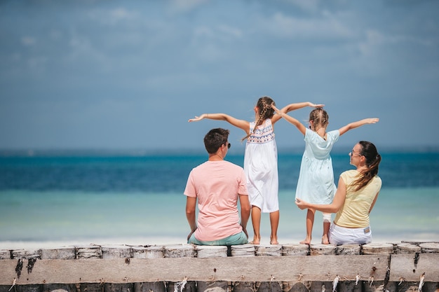 Joven familia de vacaciones divertirse mucho