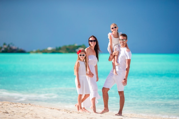 Joven familia de vacaciones divirtiéndose