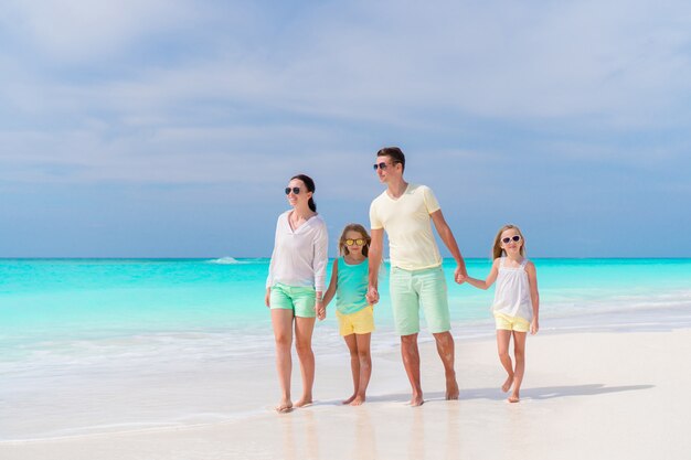 Joven familia de vacaciones en la playa. Concepto de viaje familiar