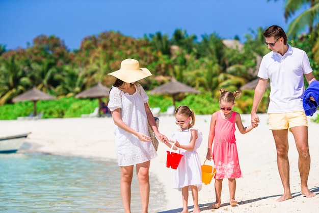 Joven familia de vacaciones en la playa