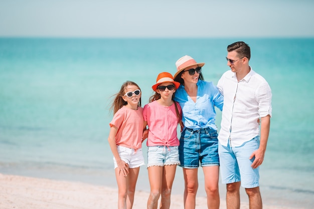 Joven familia de vacaciones en la playa