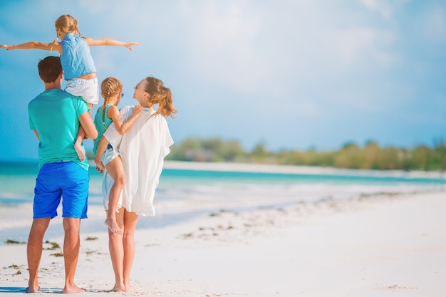 Joven familia de vacaciones