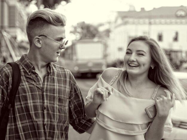 Foto un joven se familiariza con una chica en la calle.