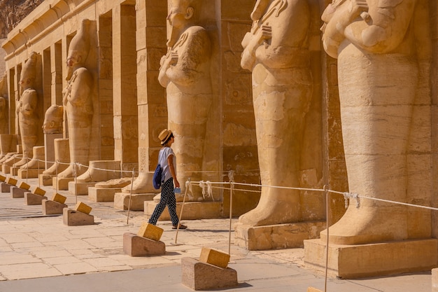 Una joven con los faraones entrando en el templo funerario de Hatshepsut en Luxor. Egipto