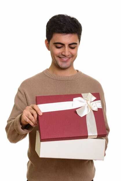 Joven feliz abriendo caja de regalo lista para el día de San Valentín