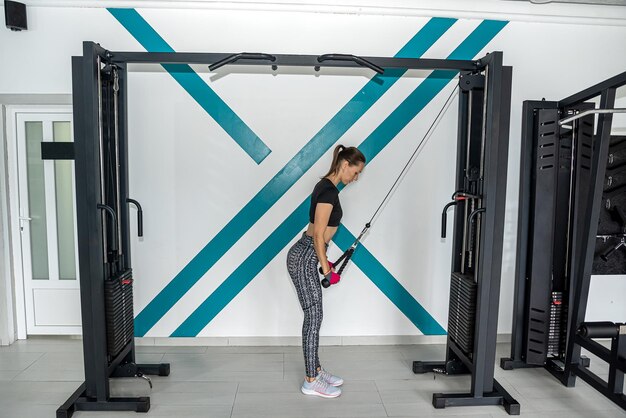 Joven feliz atleta deportiva flaca fuerte mujer en ropa deportiva equipada entrenamiento de calentamiento