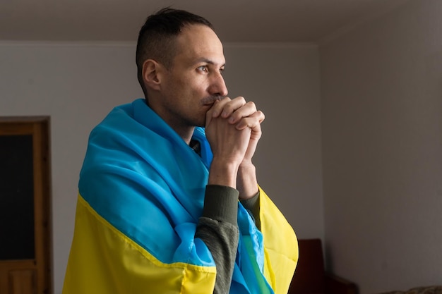 Joven feliz con bandera ucraniana.