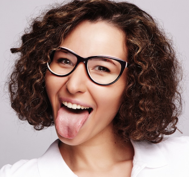 Foto : joven feliz con cabello rizado