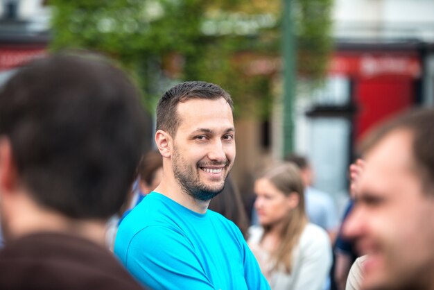 Joven feliz en la calle