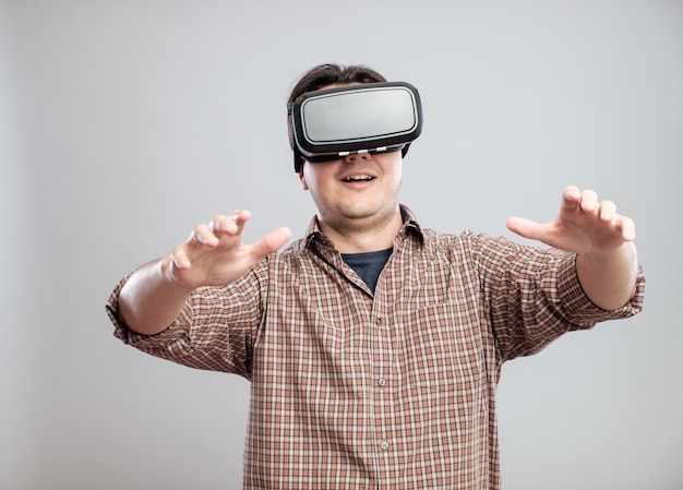 Joven feliz con casco de realidad virtual