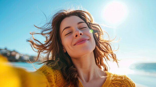 Una joven feliz contra un océano