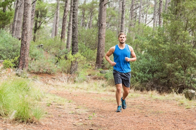 Joven feliz corredor corriendo