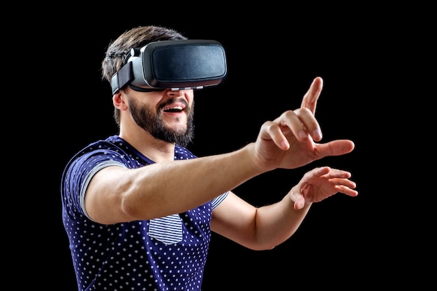 Joven feliz experimentando realidad virtual